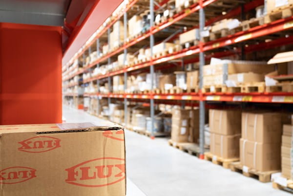 Flera paket på lagerhyllor
